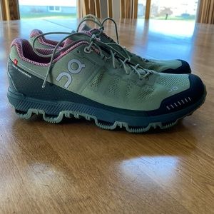 Oncloudventure hikers